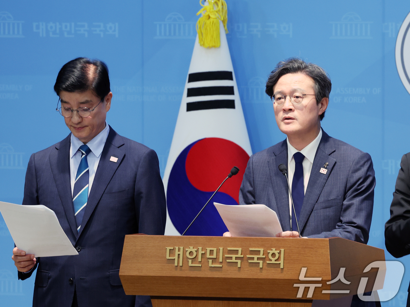 (서울=뉴스1) 황기선 기자 = 더불어민주당 이해식, 채현일 의원이 29일 오전 서울 여의도 국회 소통관에서 '오세훈 서울시장 후보 선대위의 불법 비방·여론조작 의혹 관련 기자회견 …