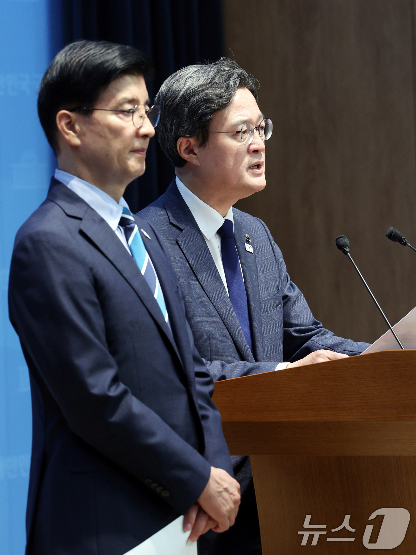 (서울=뉴스1) 황기선 기자 = 더불어민주당 이해식, 채현일 의원이 29일 오전 서울 여의도 국회 소통관에서 '오세훈 서울시장 후보 선대위의 불법 비방·여론조작 의혹 관련 기자회견 …