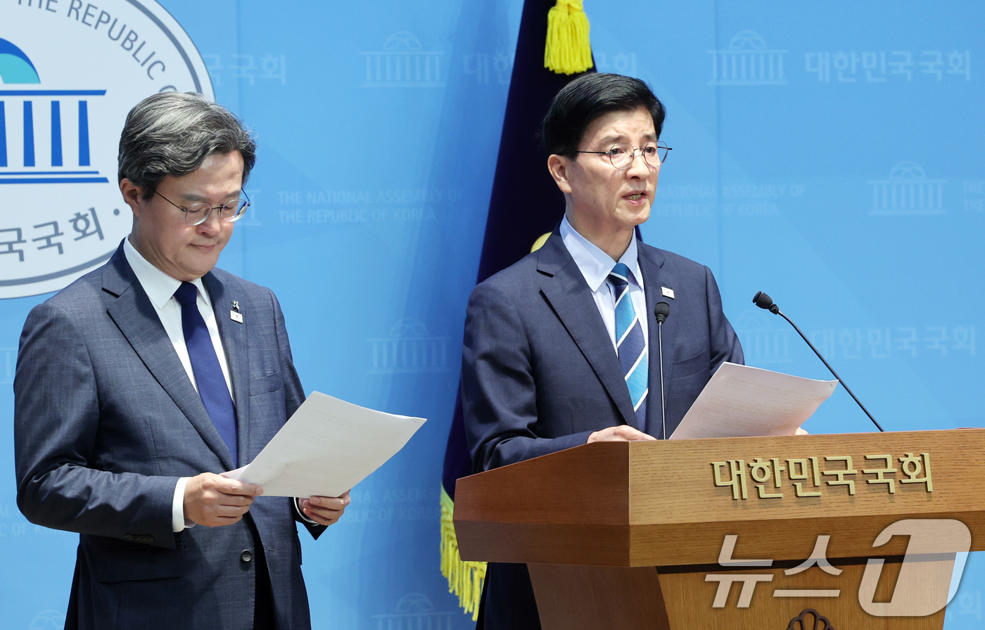 (서울=뉴스1) 황기선 기자 = 더불어민주당 이해식, 채현일 의원이 29일 오전 서울 여의도 국회 소통관에서 '오세훈 서울시장 후보 선대위의 불법 비방·여론조작 의혹 관련 기자회견 …