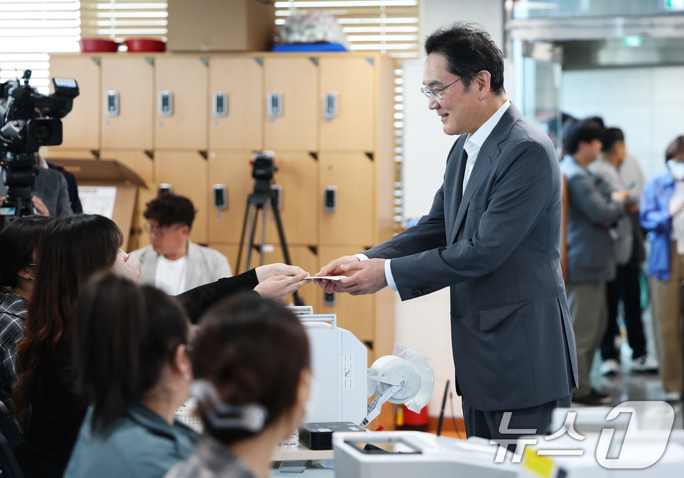 본문 이미지 - 이재용 삼성전자 회장이 제9회 전국동시지방선거 사전투표 첫날인 29일 오전 서울 용산구 한남동주민센터에 마련된 사전투표소에서 투표용지를 받고 있다. 2026.5.29 ⓒ 뉴스1 오대일 기자