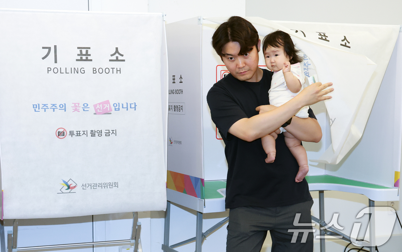 (대전=뉴스1) 김기태 기자 = 제9회 전국동시지방선거 사전투표가 시작된 29일 대전 중구 은행선화동 사전투표소에서 시민들이 투표에 참여하고 있다. 2026.5.29/뉴스1