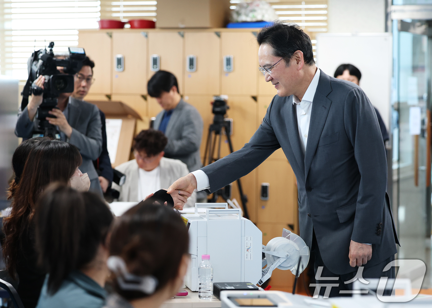 (서울=뉴스1) 오대일 기자 = 이재용 삼성전자 회장이 제9회 전국동시지방선거 사전투표 첫날인 29일 오전 서울 용산구 한남동주민센터에 마련된 사전투표소를 찾아 투표 사무원들과 악 …