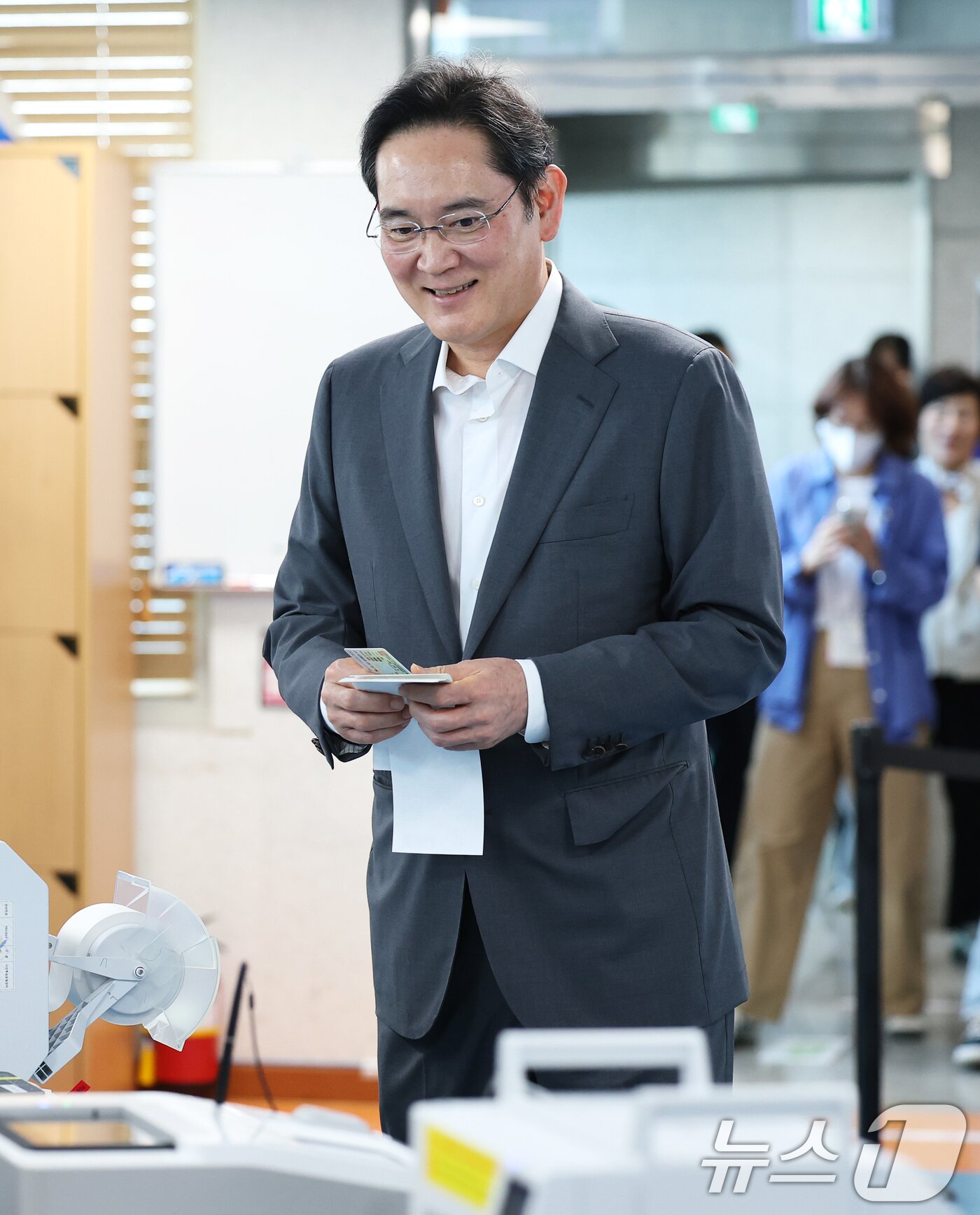 본문 이미지 - 이재용 삼성전자 회장이 제9회 전국동시지방선거 사전투표 첫날인 29일 오전 서울 용산구 한남동주민센터에 마련된 사전투표소에서 한 표를 행사하고 있다. 2026.5.29 ⓒ 뉴스1 오대일 기자