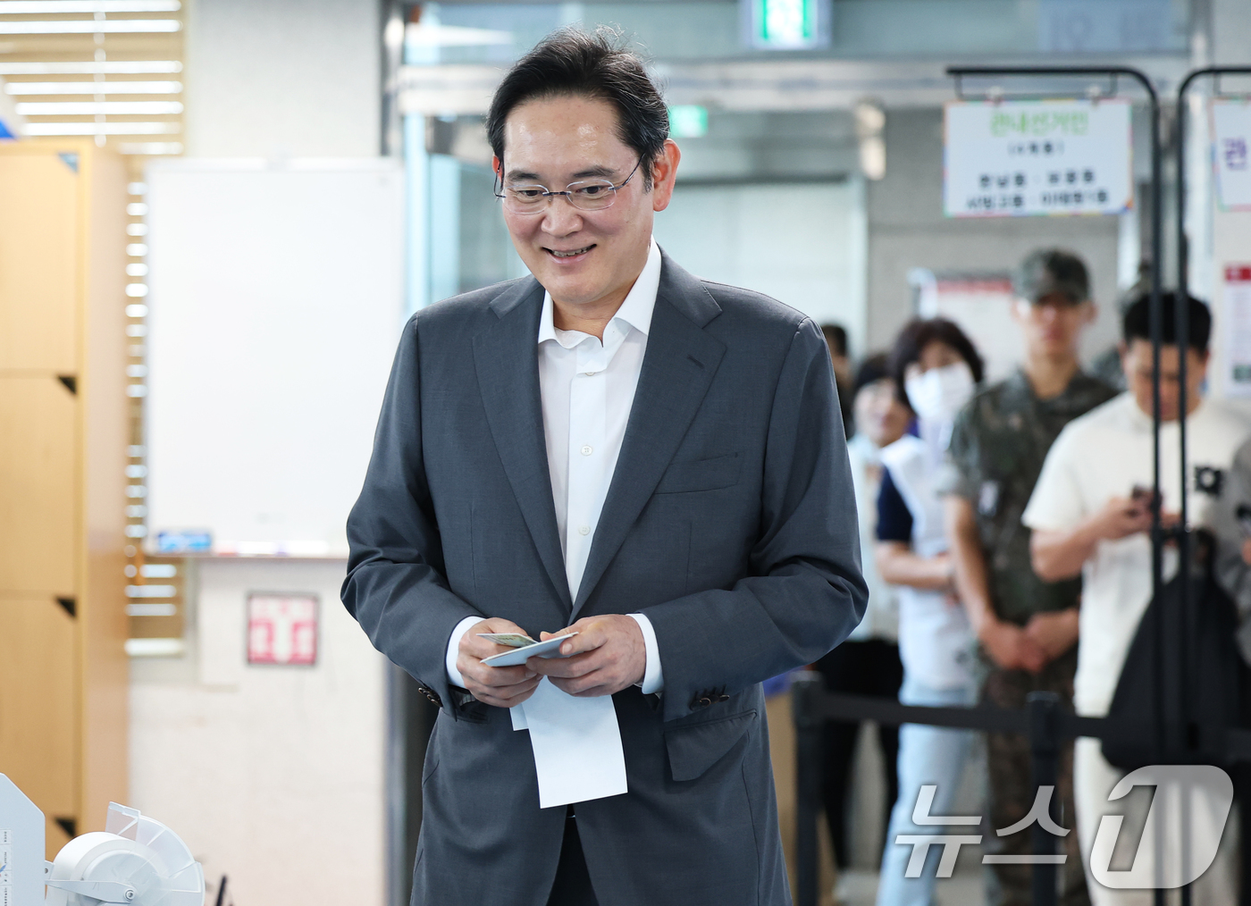 (서울=뉴스1) 오대일 기자 = 이재용 삼성전자 회장이 제9회 전국동시지방선거 사전투표 첫날인 29일 오전 서울 용산구 한남동주민센터에 마련된 사전투표소에서 한 표를 행사하고 있다 …