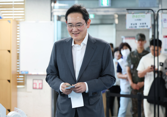 [뉴스1 PICK]"어! 이재용이다"…한남동 주민센터서 사전투표 모습 깜짝