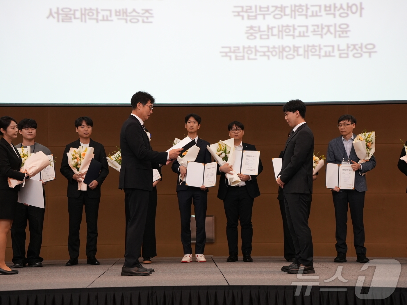 (대전=뉴스1) 이동원 기자 = 과학기술연합대학원대학교(UST·총장 강대임) 선박해양플랜트연구소(KRISO·소장 홍기용) 스쿨 심기찬 박사과정생(지도교수 이강수)이 28일 제주국제 …