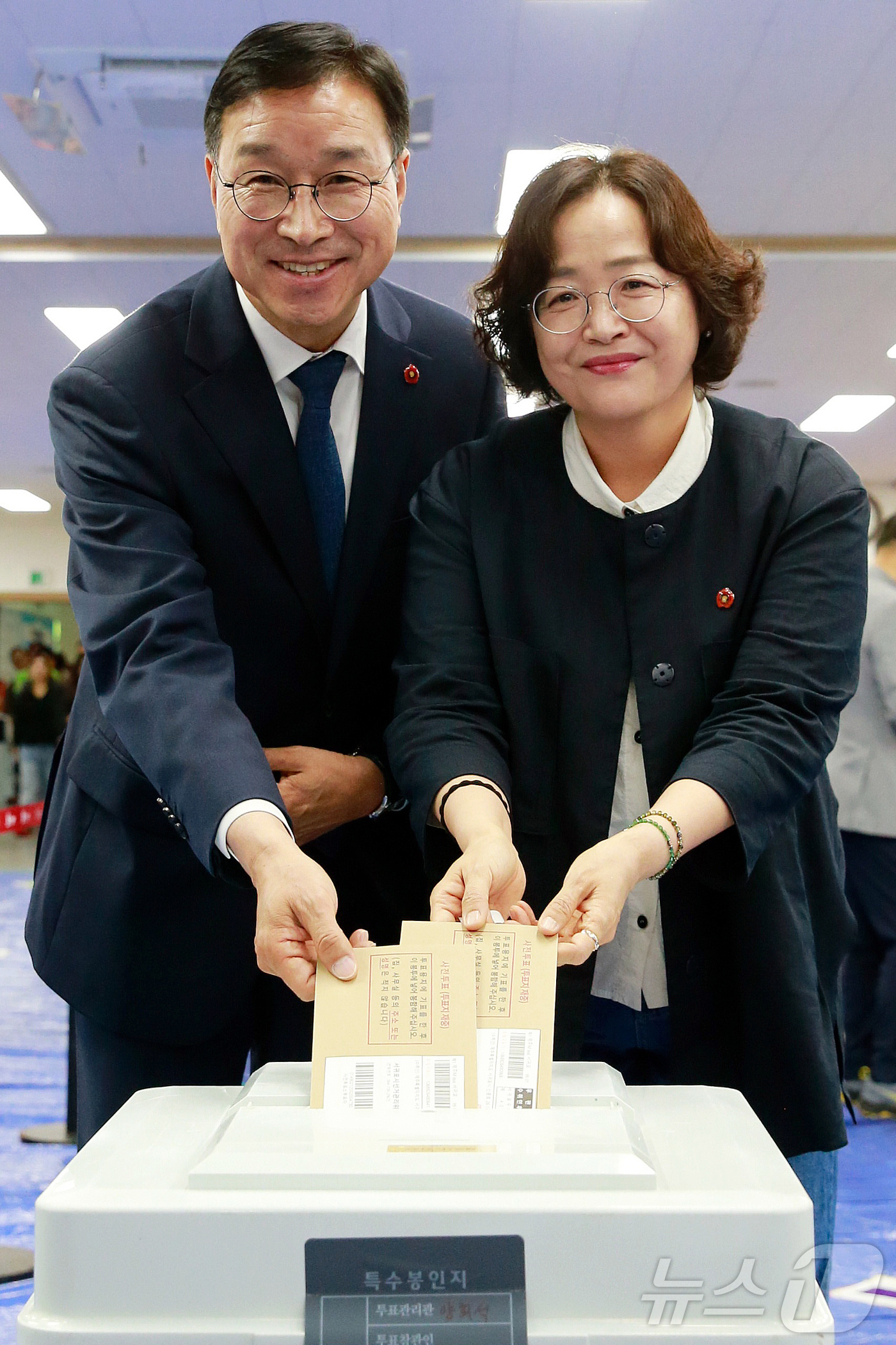 (제주=뉴스1) 오미란 기자 = 위성곤 더불어민주당 제주도지사 후보가 제9회 전국동시지방선거 사전투표 첫날인 29일 오전 제주도의회 의원회관 1층 대회의실에 마련된 제주시 연동 사 …