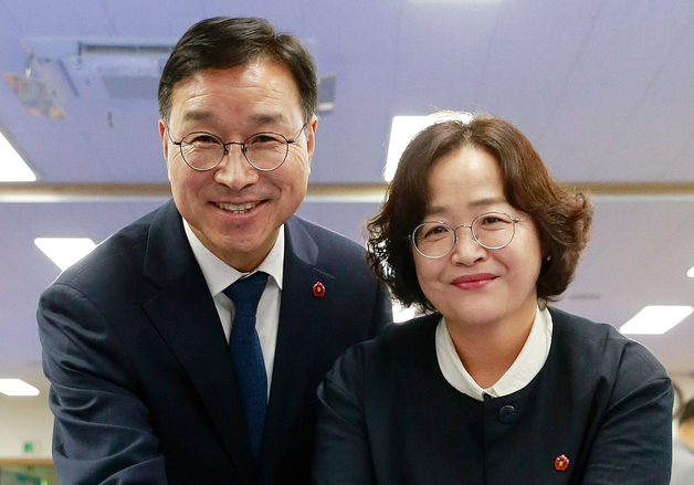 투표하는 위성곤 민주당 제주도지사 후보
