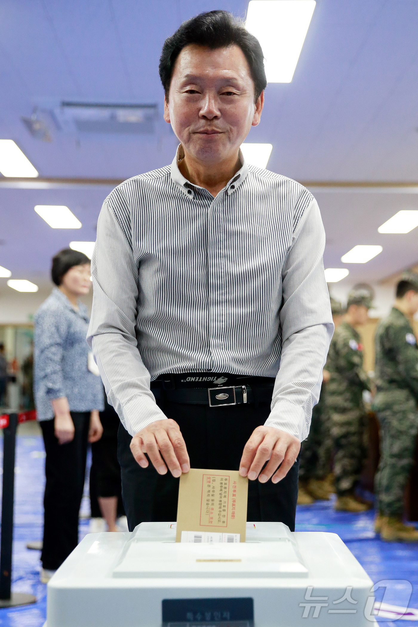 (제주=뉴스1) 오미란 기자 = 양윤녕 무소속 제주도지사 후보가 제9회 전국동시지방선거 사전투표 첫날인 29일 오전 제주도의회 의원회관 1층 대회의실에 마련된 제주시 연동 사전투표 …