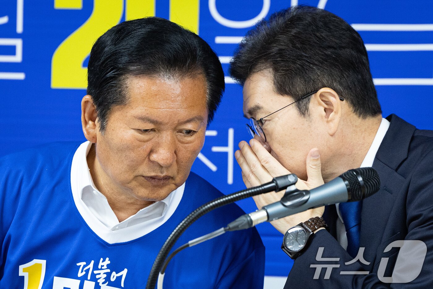 본문 이미지 - 정청래 더불어민주당 대표와 정원오 서울시장 후보가 29일 서울 중구 정원오 서울특별시장 후보 선거사무소에서 열린 서울 현장 중앙선거대책위원회의에서 대화하고 있다. 2026.5.29 ⓒ 뉴스1 유승관 기자