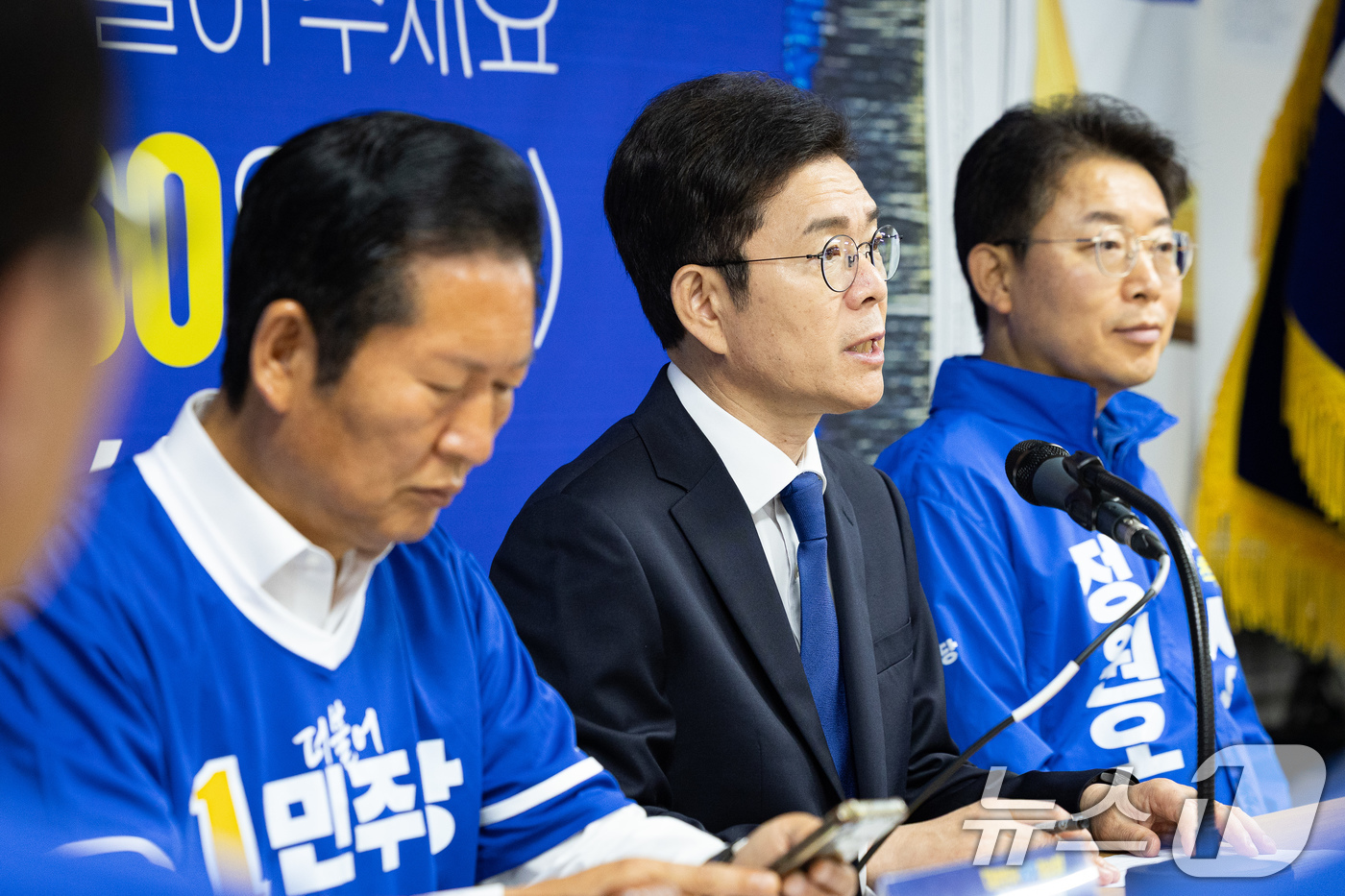 (서울=뉴스1) 유승관 기자 = 정원오 더불어민주당 서울시장 후보가 29일 서울 중구 자신의 선거사무소에서 열린 서울 현장 중앙선거대책위원회의에서 모두 발언을 하고 있다. 2026 …