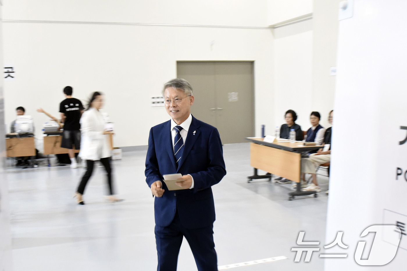 (순천=뉴스1) 김성준 기자 = 6·3지방선거사전투표 첫 날인 29일 민형배 더불어민주당 전남광주통합특별시장 후보가 전남 순천대학교에 마련된 매곡동 사전투표소에서 기표소로 이동하고 …