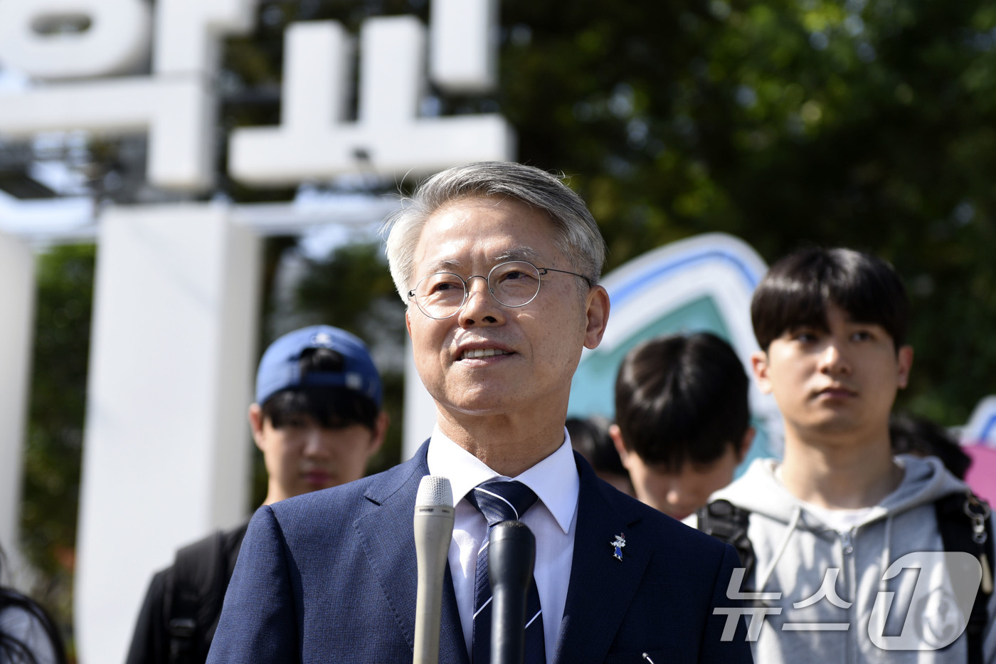 (순천=뉴스1) 김성준 기자 = 6·3지방선거사전투표 첫 날인 29일 민형배 더불어민주당 전남광주통합특별시장 후보가 전남 순천대학교에 마련된 매곡동 사전투표소를 찾아 투표를 독려하 …