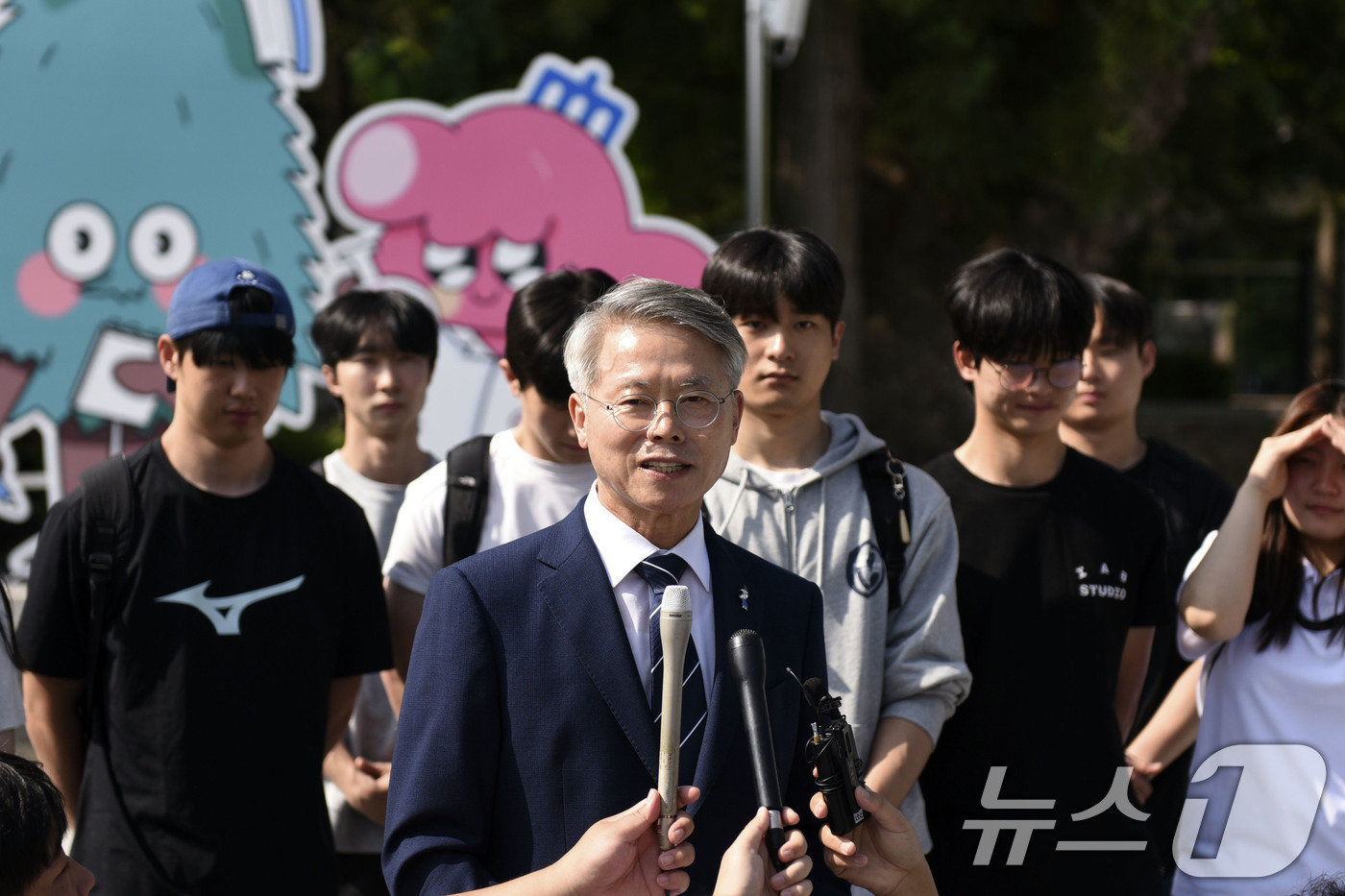 (순천=뉴스1) 김성준 기자 = 6·3지방선거사전투표 첫 날인 29일 민형배 더불어민주당 전남광주통합특별시장 후보가 전남 순천대학교에 마련된 매곡동 사전투표소를 찾아 투표를 마치고 …