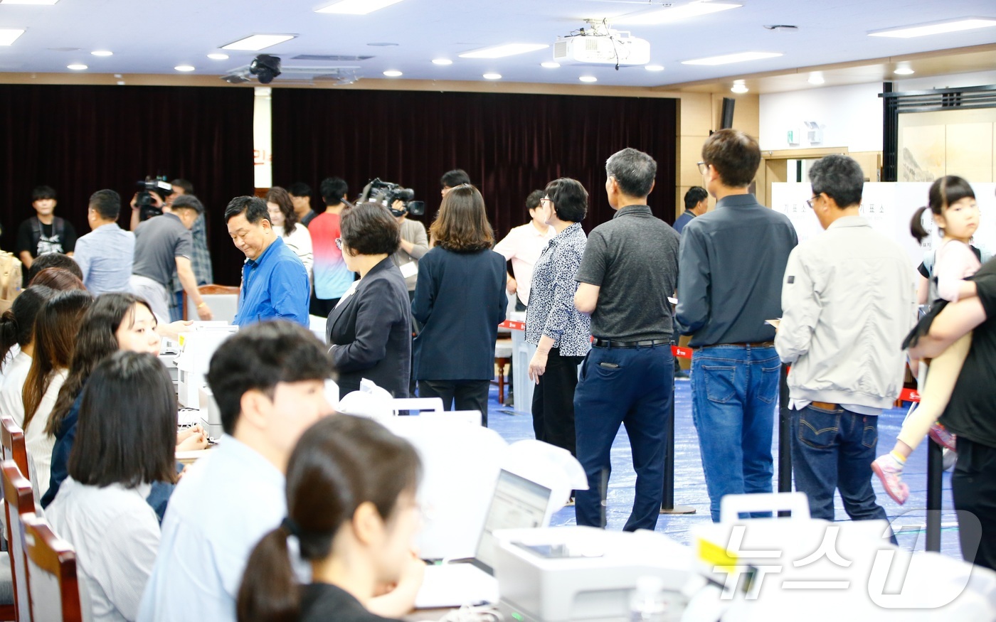 (제주=뉴스1) 오미란 기자 = 제9회 전국동시지방선거 사전투표 첫날인 29일 오전 제주도의회 의원회관 1층 대회의실에 마련된 제주시 연동 사전투표소가 투표에 나선 유권자들로 북적 …