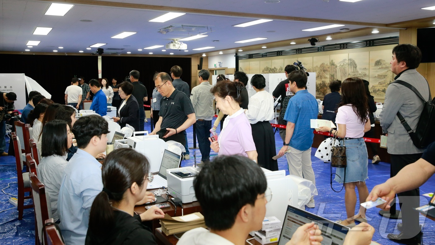 (제주=뉴스1) 오미란 기자 = 제9회 전국동시지방선거 사전투표 첫날인 29일 오전 제주도의회 의원회관 1층 대회의실에 마련된 제주시 연동 사전투표소가 투표에 나선 유권자들로 북적 …