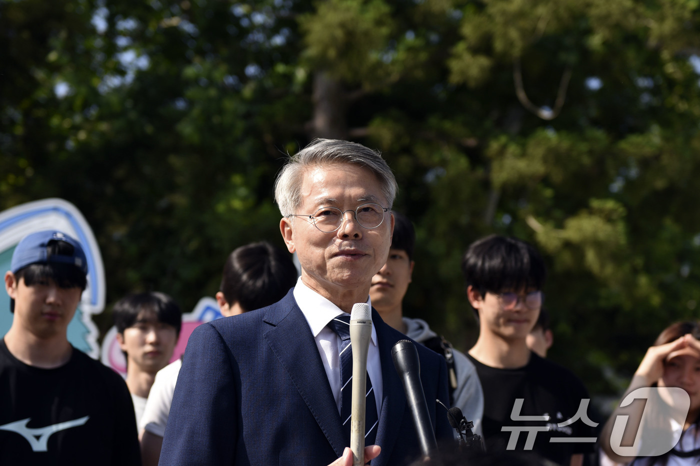 (순천=뉴스1) 김성준 기자 = 6·3지방선거사전투표 첫 날인 29일 민형배 더불어민주당 전남광주통합특별시장 후보가 전남 순천대학교에 마련된 매곡동 사전투표소를 찾아 투표를 마치고 …