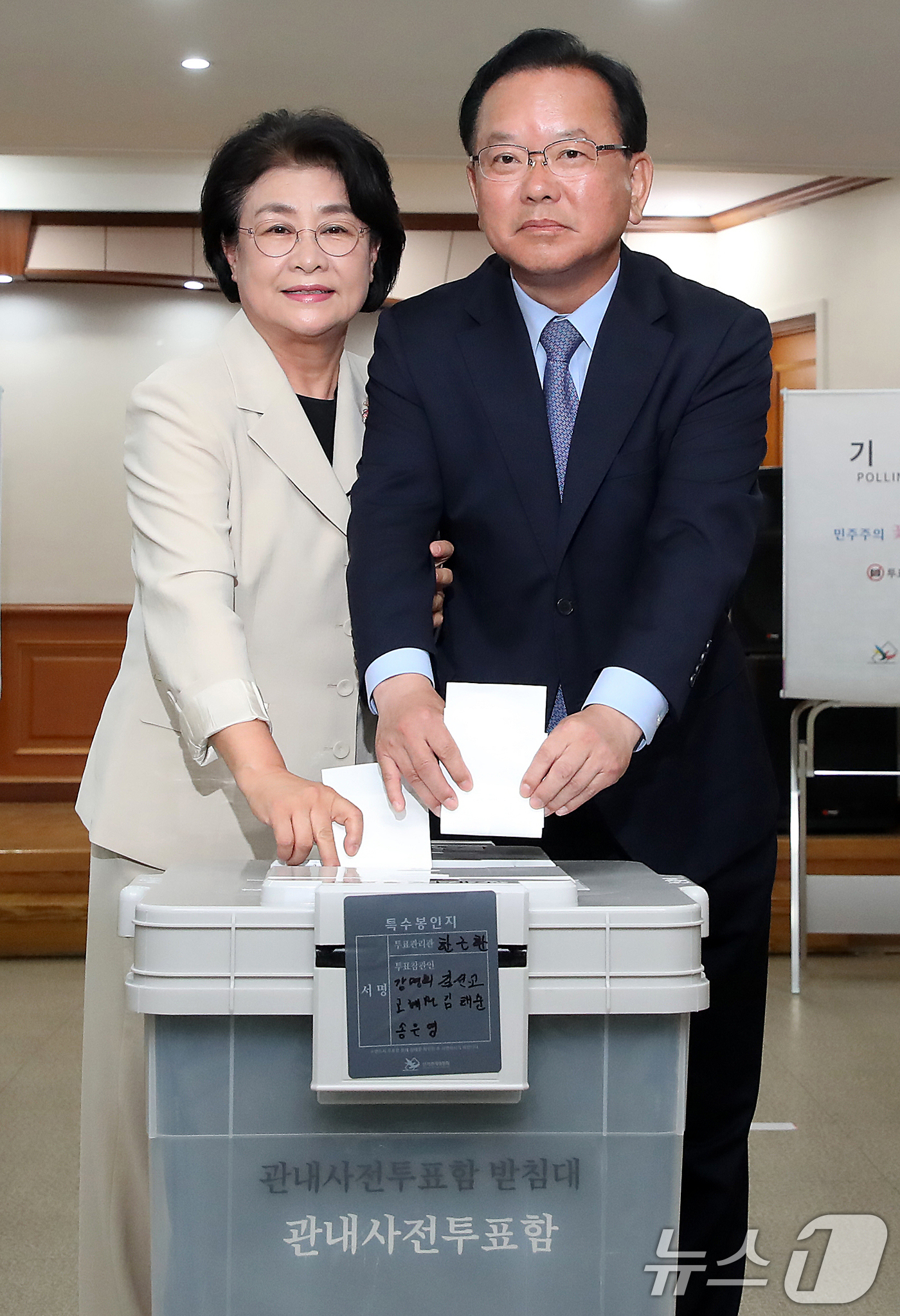 (대구=뉴스1) 공정식 기자 = 김부겸 더불어민주당 대구시장 후보(오른쪽)와 부인 이유미 씨가 29일 오전 대구 수성구 고산2동 행정복지센터에 마련된 사전투표소에서 투표하고 있다. …