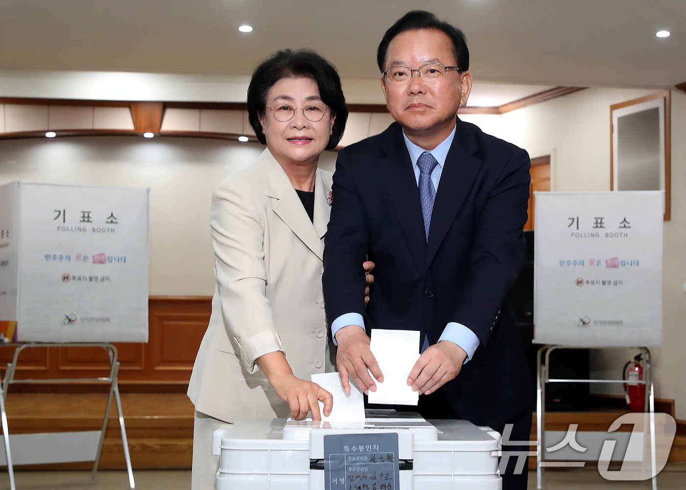 (대구=뉴스1) 공정식 기자 = 김부겸 더불어민주당 대구시장 후보(오른쪽)와 부인 이유미 씨가 29일 오전 대구 수성구 고산2동 행정복지센터에 마련된 사전투표소에서 투표하고 있다. …