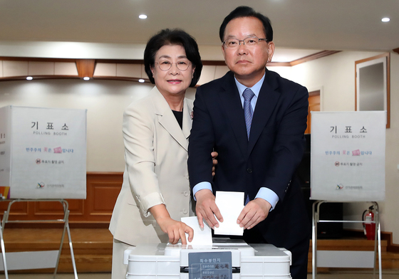 부인과 사전투표하는 김부겸 후보