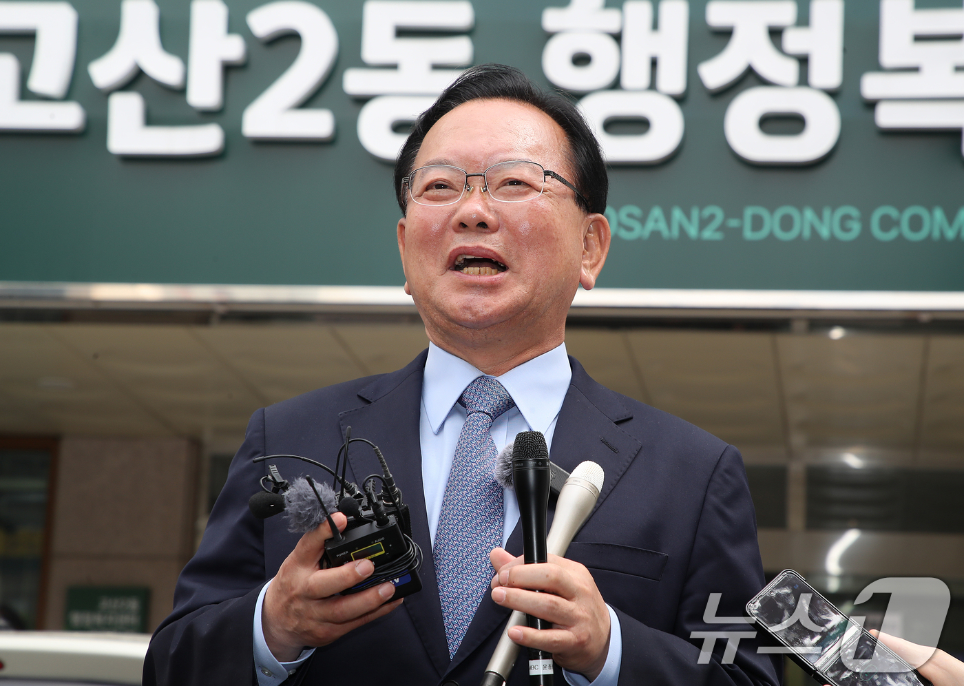 (대구=뉴스1) 공정식 기자 = 김부겸 더불어민주당 대구시장 후보가 29일 오전 대구 수성구 고산2동 행정복지센터에 마련된 사전투표소에서 투표를 마친 뒤 취재진 질문에 답하고 있다 …