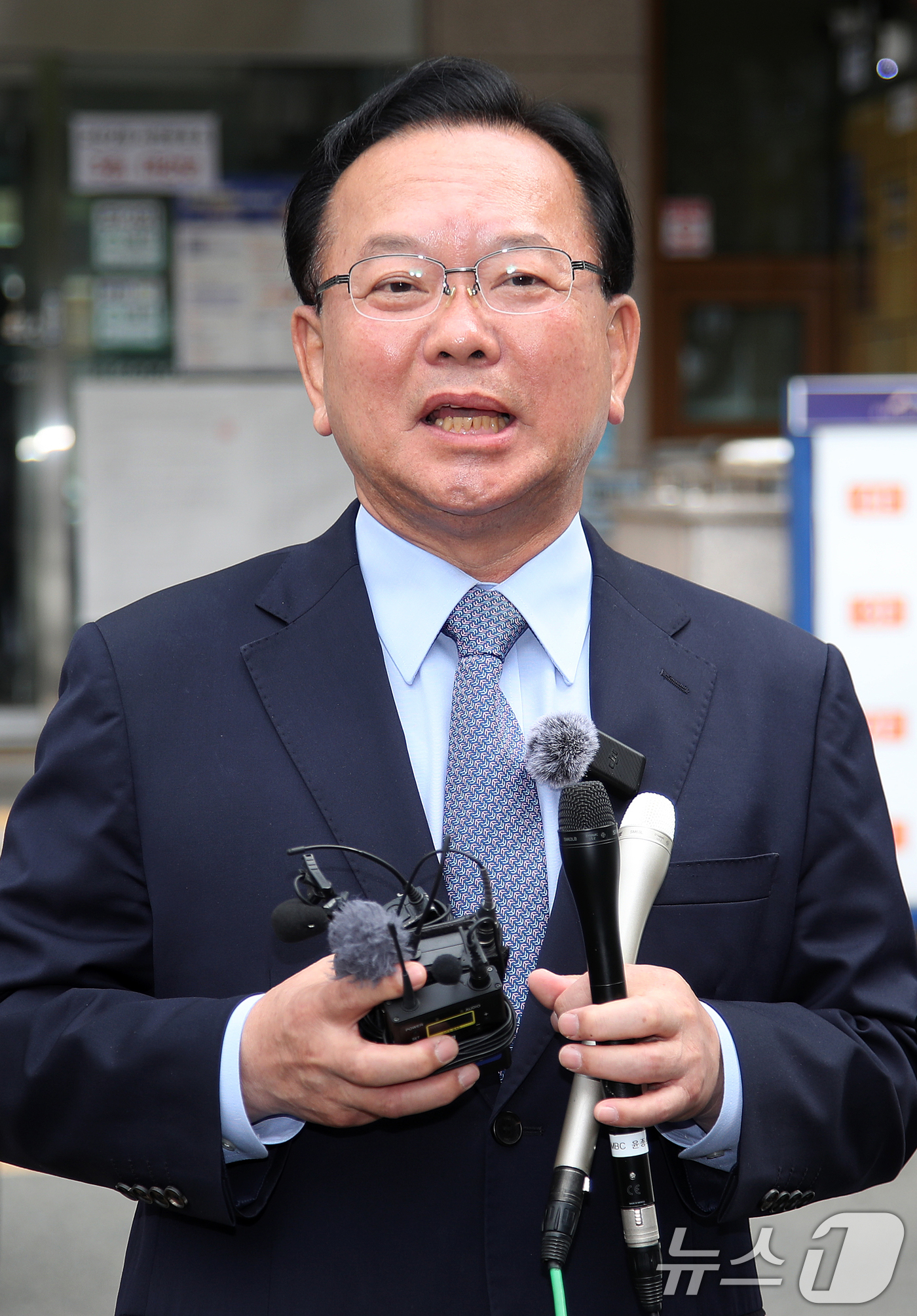 (대구=뉴스1) 공정식 기자 = 김부겸 더불어민주당 대구시장 후보가 29일 오전 대구 수성구 고산2동 행정복지센터에 마련된 사전투표소에서 투표를 마친 뒤 취재진 질문에 답하고 있다 …
