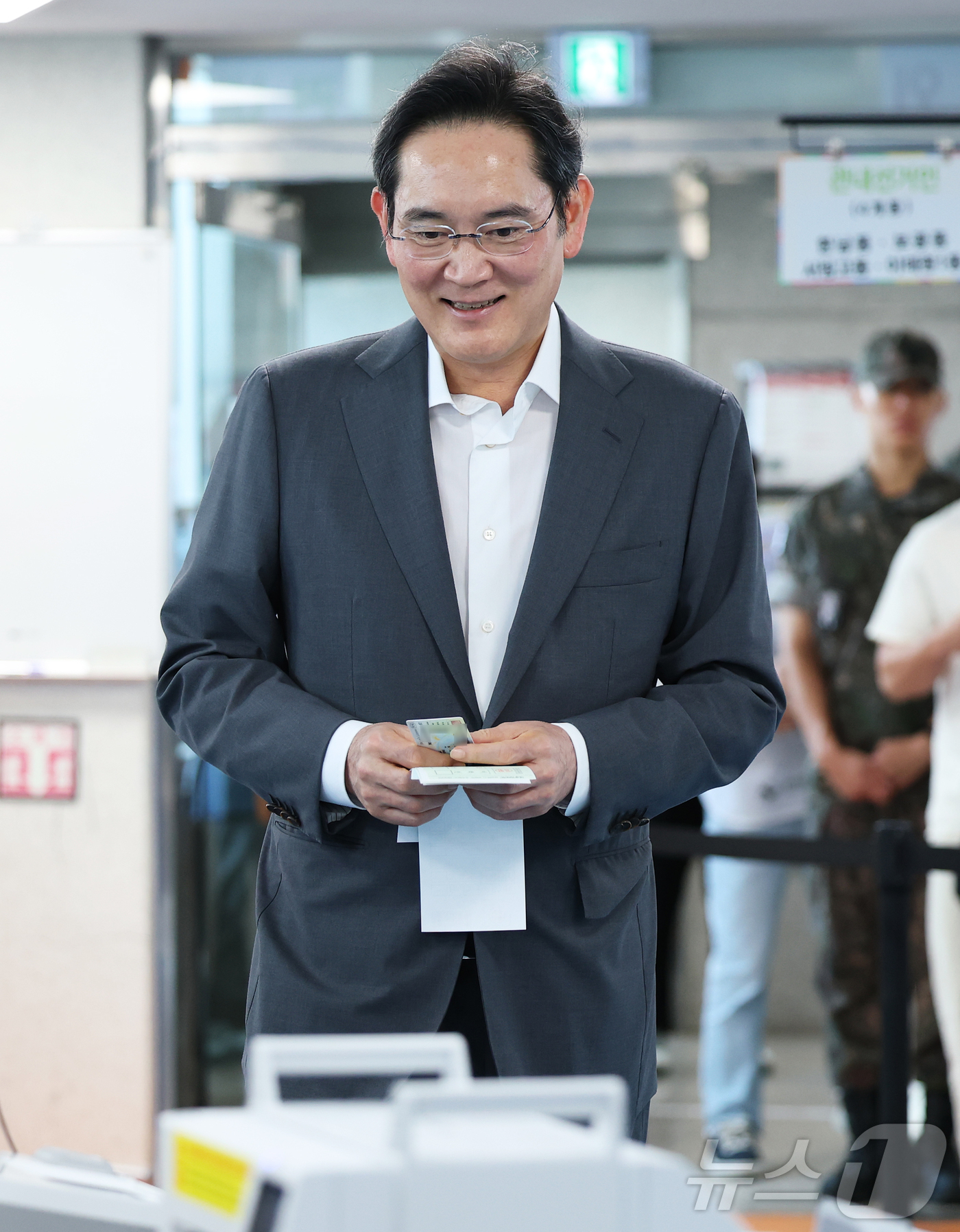 (서울=뉴스1) 오대일 기자 = 이재용 삼성전자 회장이 제9회 전국동시지방선거 사전투표 첫날인 29일 오전 서울 용산구 한남동주민센터에 마련된 사전투표소에서 한 표를 행사하고 있다 …
