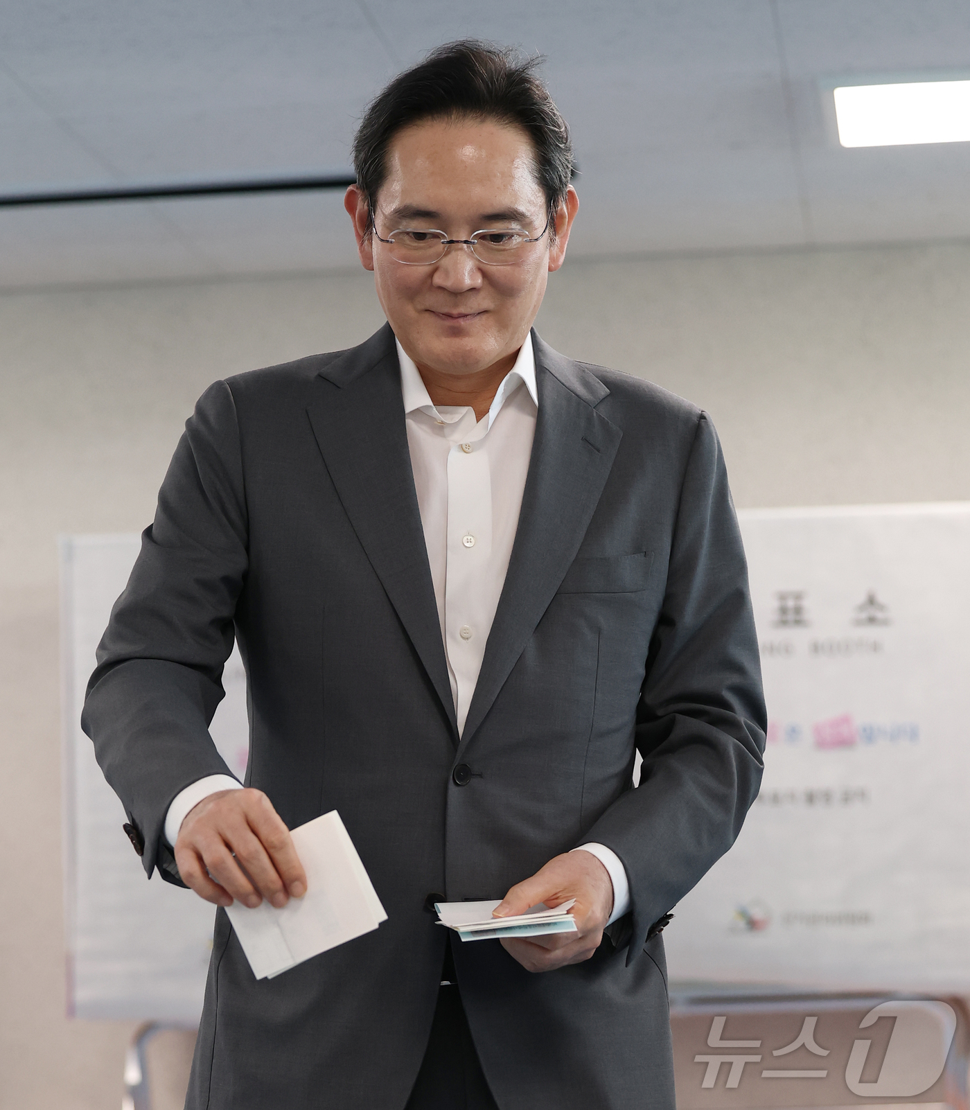 (서울=뉴스1) 오대일 기자 = 이재용 삼성전자 회장이 제9회 전국동시지방선거 사전투표 첫날인 29일 오전 서울 용산구 한남동주민센터에 마련된 사전투표소에서 한 표를 행사하고 있다 …