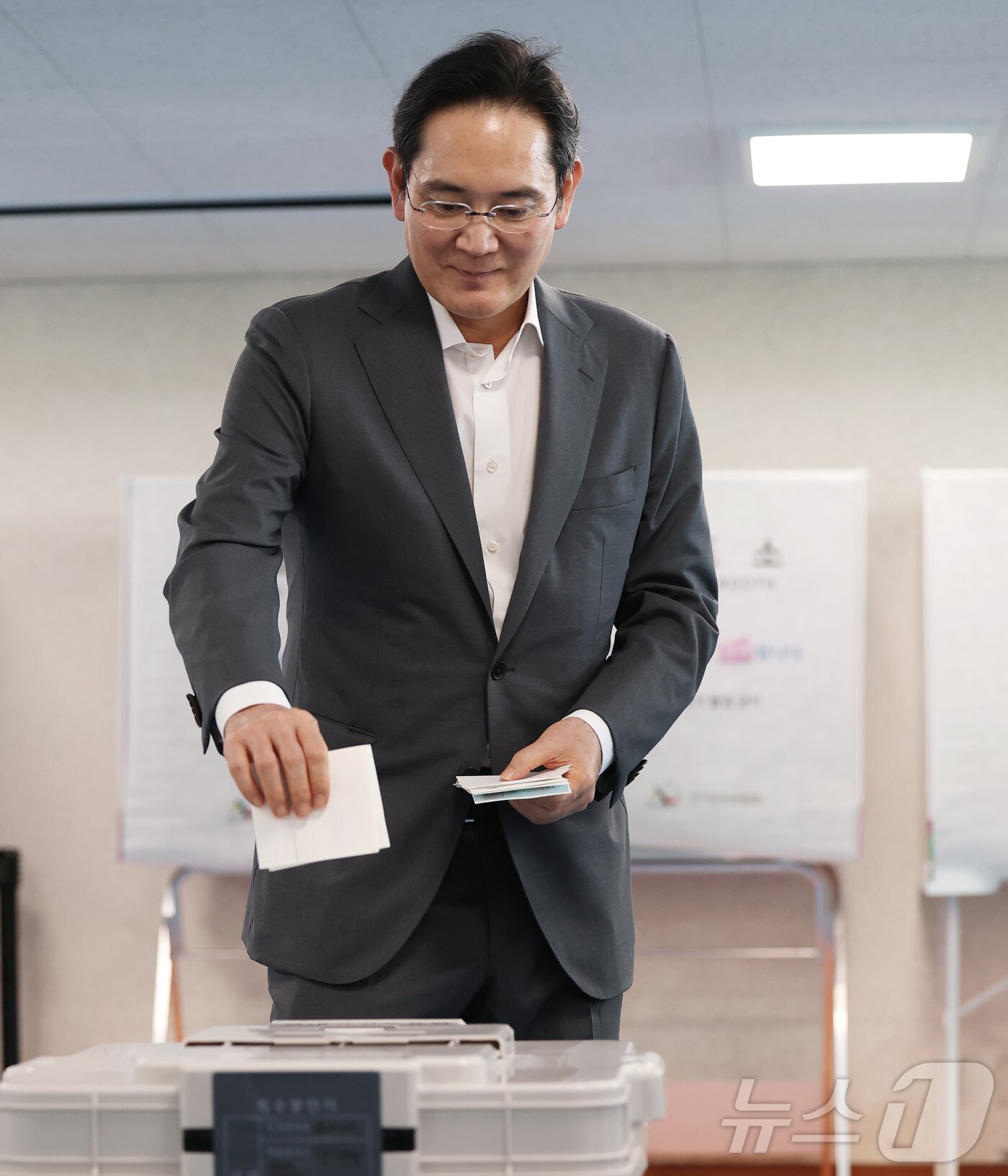 본문 이미지 - 이재용 삼성전자 회장이 제9회 전국동시지방선거 사전투표 첫날인 29일 오전 서울 용산구 한남동주민센터에 마련된 사전투표소에서 한 표를 행사하고 있다. 2026.5.29 ⓒ 뉴스1 오대일 기자
