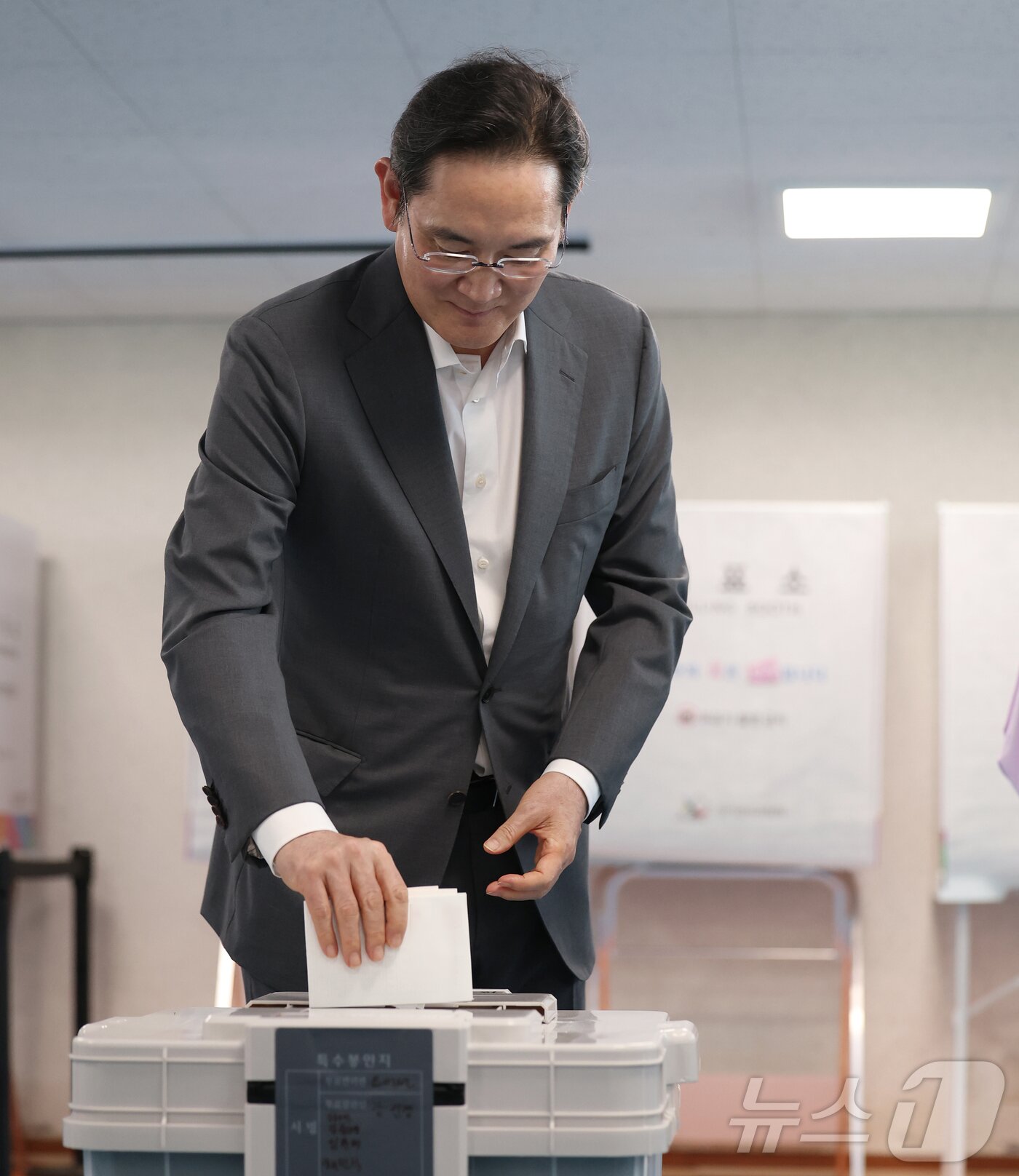 본문 이미지 - 이재용 삼성전자 회장이 제9회 전국동시지방선거 사전투표 첫날인 29일 오전 서울 용산구 한남동주민센터에 마련된 사전투표소에서 한 표를 행사하고 있다. 2026.5.29 ⓒ 뉴스1 오대일 기자