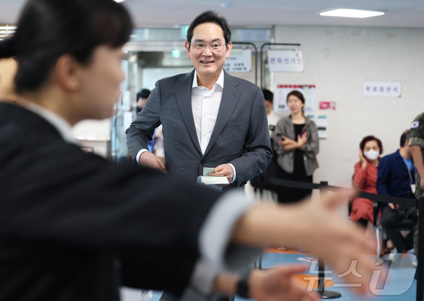 본문 이미지 - 이재용 삼성전자 회장이 제9회 전국동시지방선거 사전투표 첫날인 29일 오전 서울 용산구 한남동주민센터에 마련된 사전투표소에서 한 표를 행사하고 있다. 2026.5.29 ⓒ 뉴스1 오대일 기자