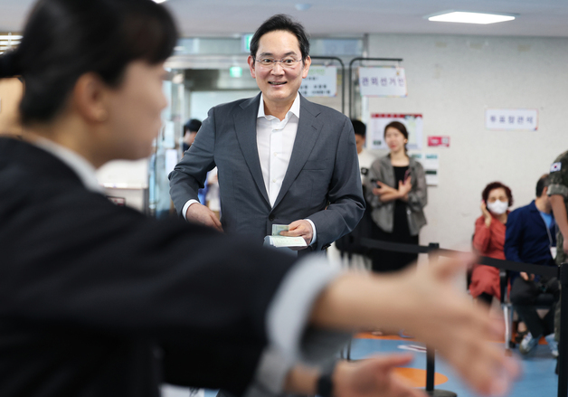 기표소 향하는 이재용 삼성전자 회장