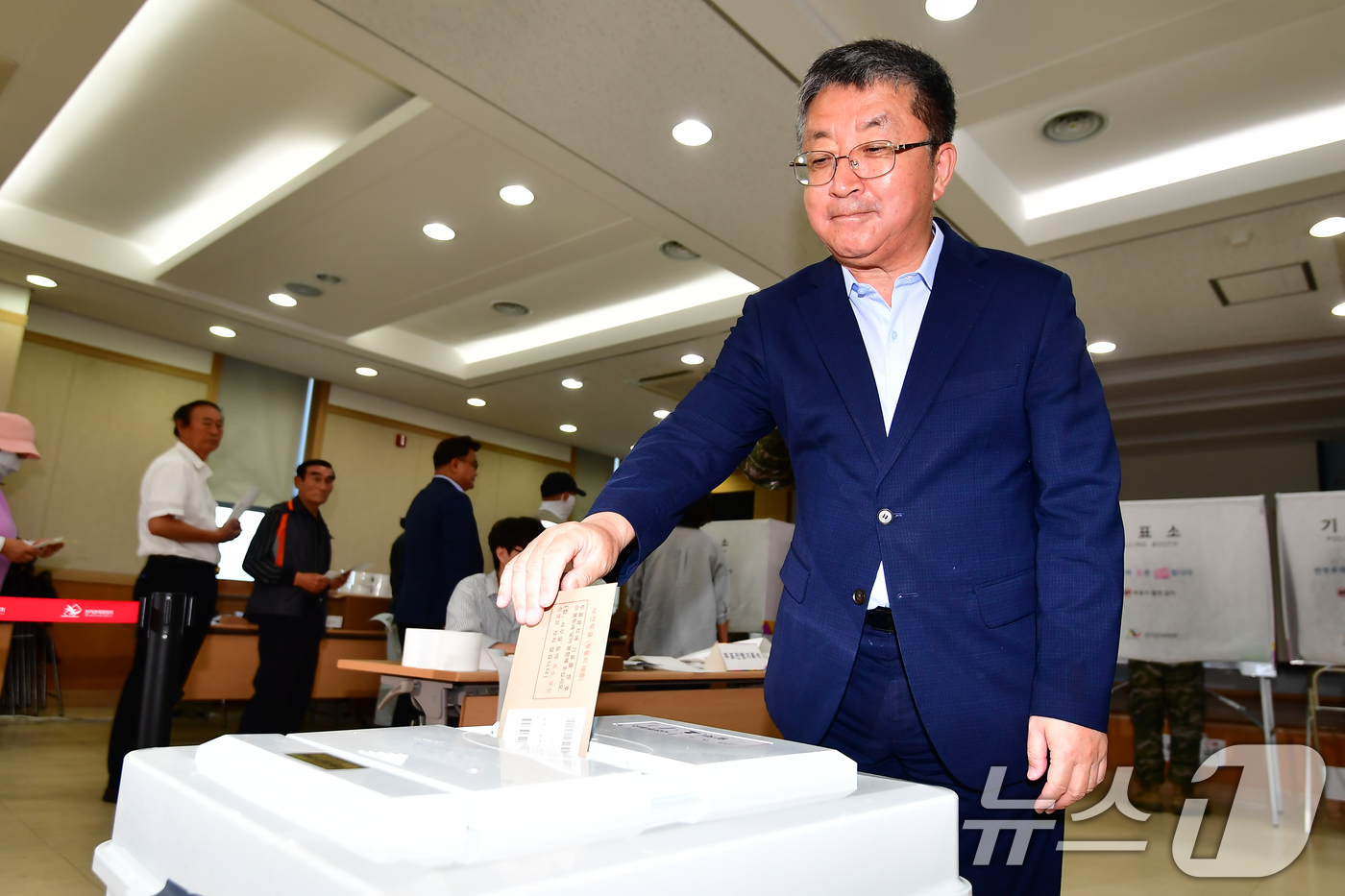 (포항=뉴스1) 최창호 기자 = 장상길 경북 포항부시장이 6·3전국동시지방선거 사전투표일인 29일 오전 경북 포항시 남구 오천읍 제2사전투표소에서 한표를 행사하고 있다.  2026 …