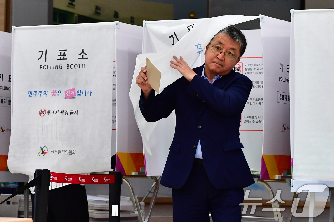 (포항=뉴스1) 최창호 기자 = 장상길 경북 포항부시장이 6·3전국동시지방선거 사전투표일인 29일 오전 경북 포항시 남구 오천읍 제2사전투표소에서 한표를 행사하고 있다. 2026. …