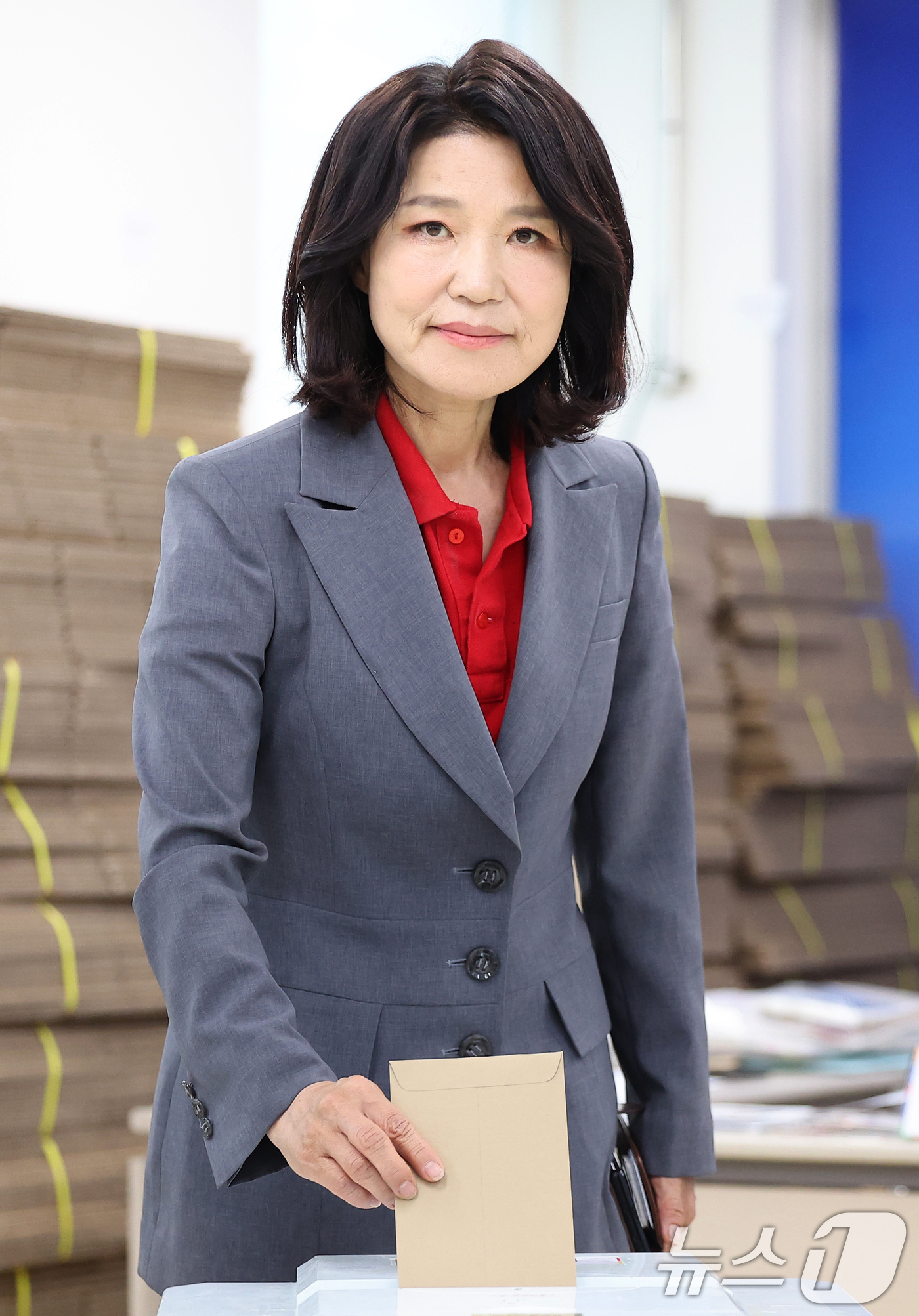 (대구=뉴스1) 공정식 기자 = 이진숙 국민의힘 대구 달성군 국회의원 후보가 29일 오전 대구 달성군선거관리위원회에 마련된 사전투표소에서 투표하고 있다. 2026.5.29/뉴스1