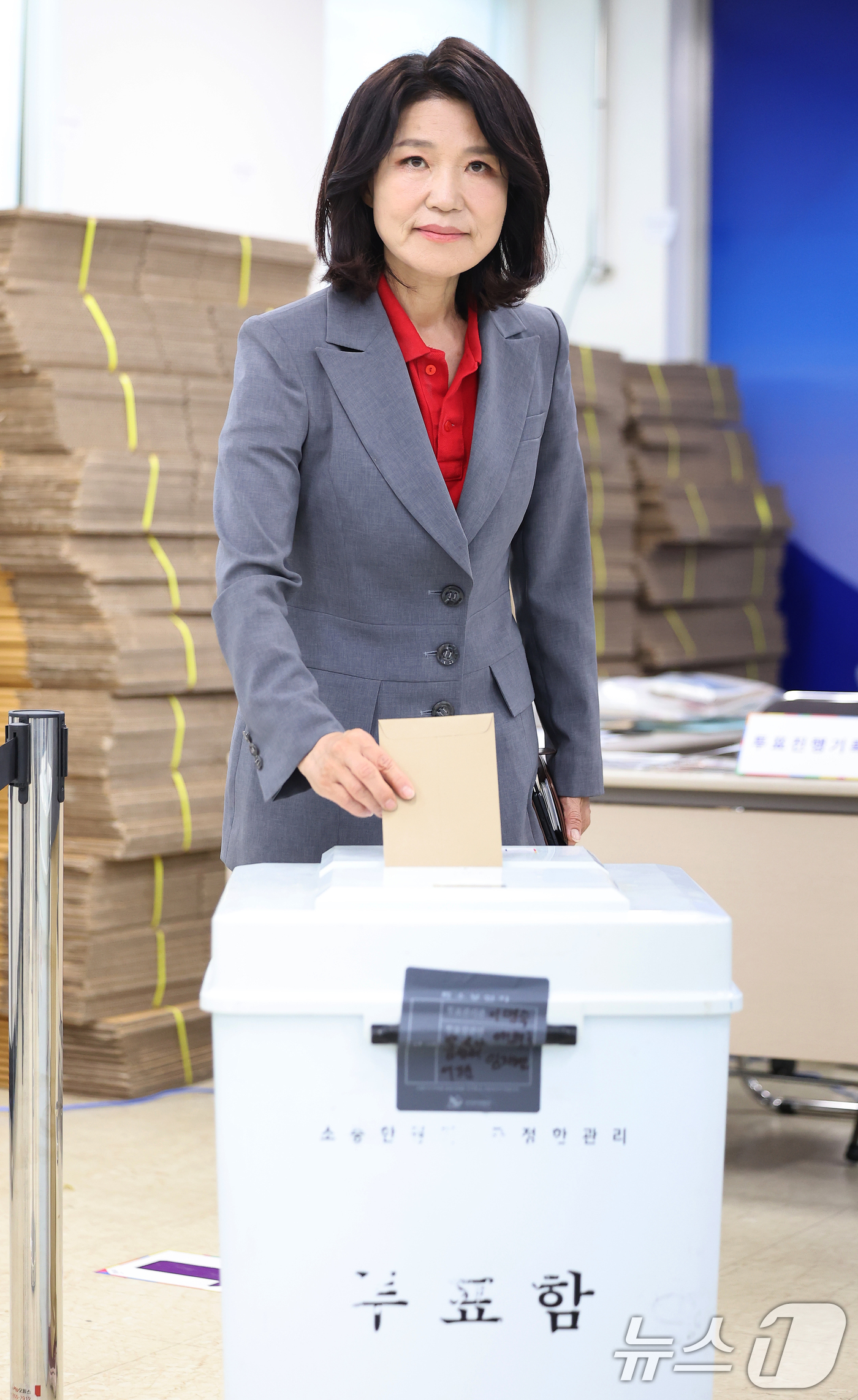 (대구=뉴스1) 공정식 기자 = 이진숙 국민의힘 대구 달성군 국회의원 후보가 29일 오전 대구 달성군선거관리위원회에 마련된 사전투표소에서 투표하고 있다. 2026.5.29/뉴스1