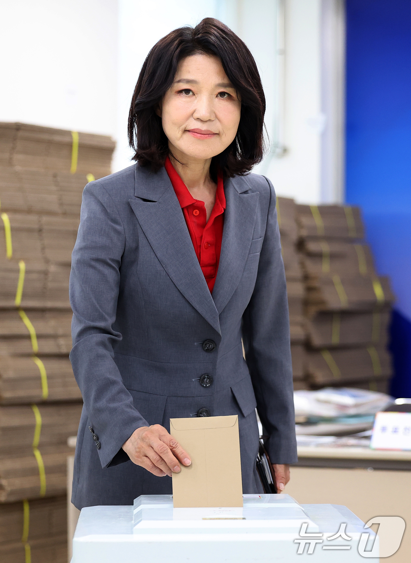 (대구=뉴스1) 공정식 기자 = 이진숙 국민의힘 대구 달성군 국회의원 후보가 29일 오전 대구 달성군선거관리위원회에 마련된 사전투표소에서 투표하고 있다. 2026.5.29/뉴스1