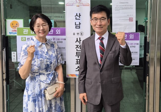 "투표 꼭 하세요"…충북교육감 후보들 나란히 소중한 한표(종합)