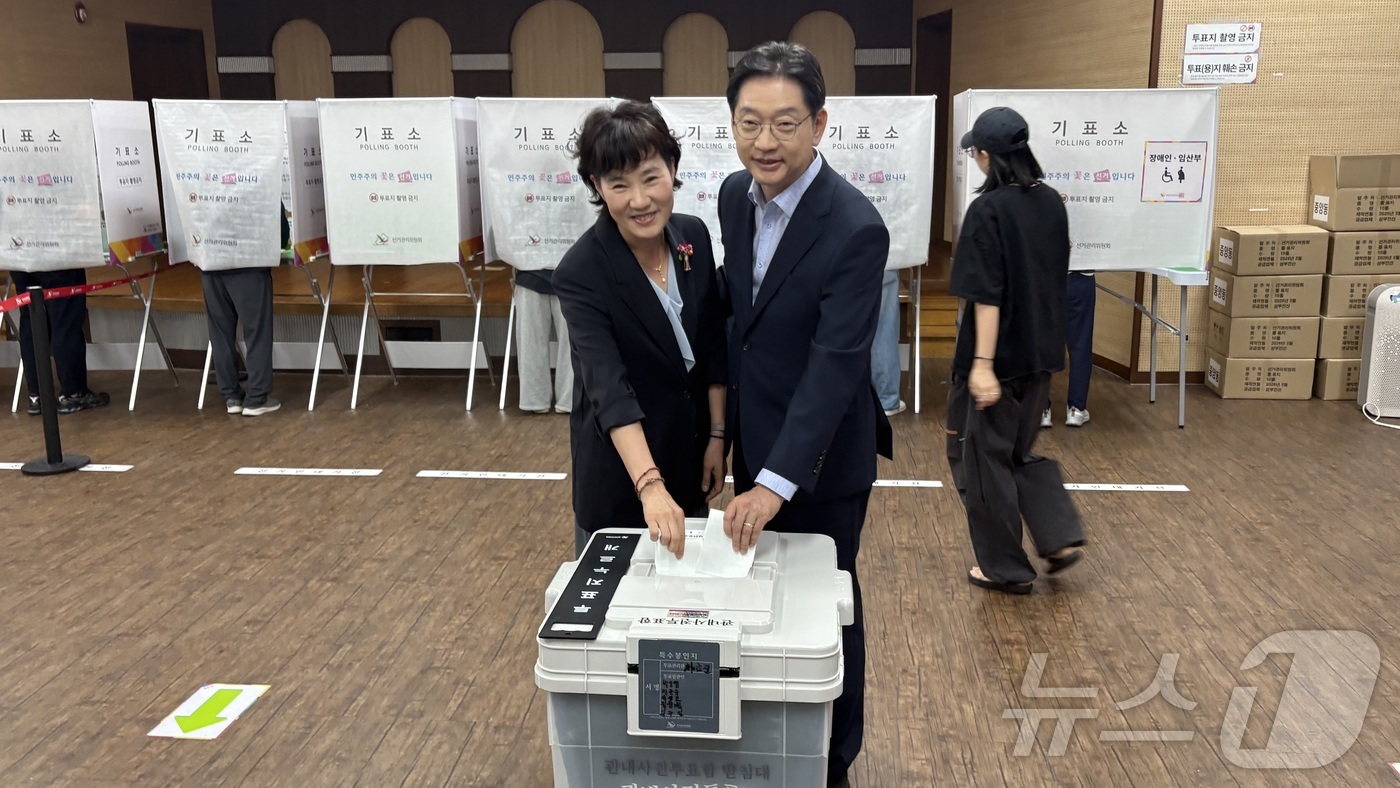 (창원=뉴스1) 강정태 기자 = 김경수 더불어민주당 경남지사 후보가 6.3지방선거 사전투표 첫날인 29일 경남 창원시 성산구 중앙동 행정복지센터에 마련된 사전투표소에서 배우자와 함 …