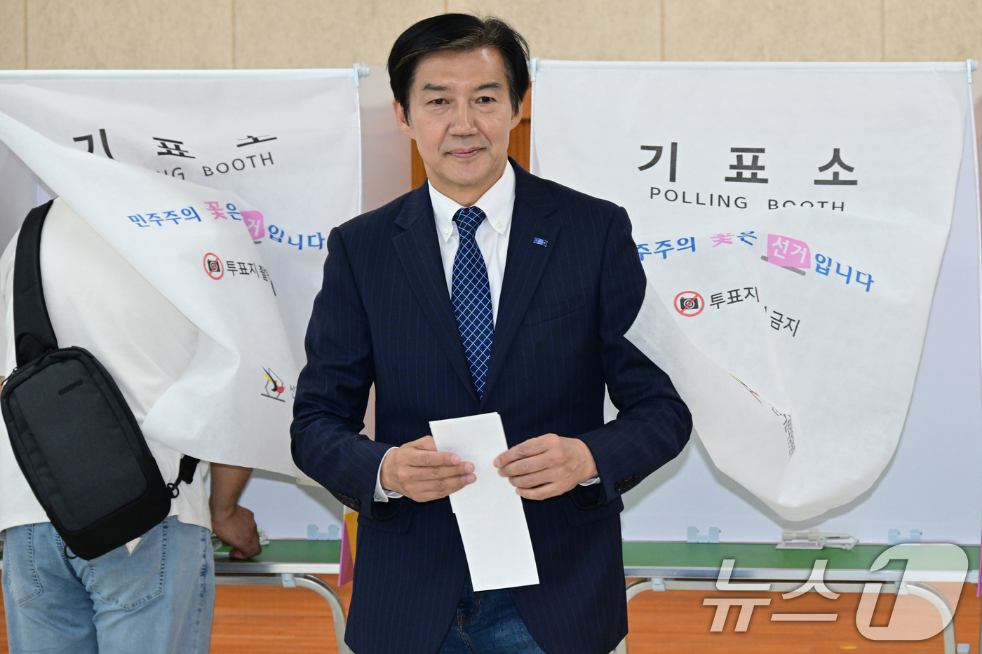 (평택=뉴스1) 김영운 기자 = 조국 조국혁신당 경기 평택시을 국회의원 후보가 29일 경기 평택시 안중읍행정복지센터에 마련된 사전투표소에서 투표를 마치고 기표소를 나오고 있다. ( …