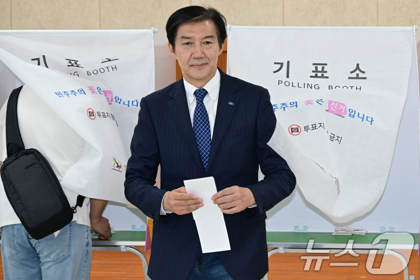 본문 이미지 - 조국 조국혁신당 경기 평택시을 국회의원 후보가 29일 경기 평택시 안중읍행정복지센터에 마련된 사전투표소에서 투표를 마치고 기표소를 나오고 있다. (공동취재) 2026.5.29 ⓒ 뉴스1 김영운 기자