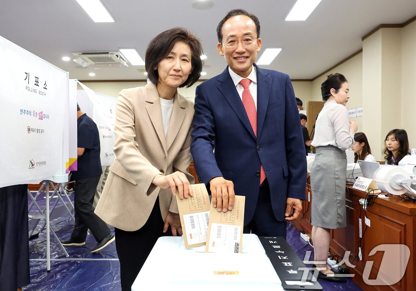 본문 이미지 - 추경호 국민의힘 대구시장 후보(오른쪽)와 배우자 김희경 씨가 제9회 전국동시지방선거 사전투표 첫날인 29일 오전 대구 수성구 수성구의회에 마련된 범어1동 사전투표소에서 투표하고 있다. 2026.5.29 ⓒ 뉴스1 공정식 기자
