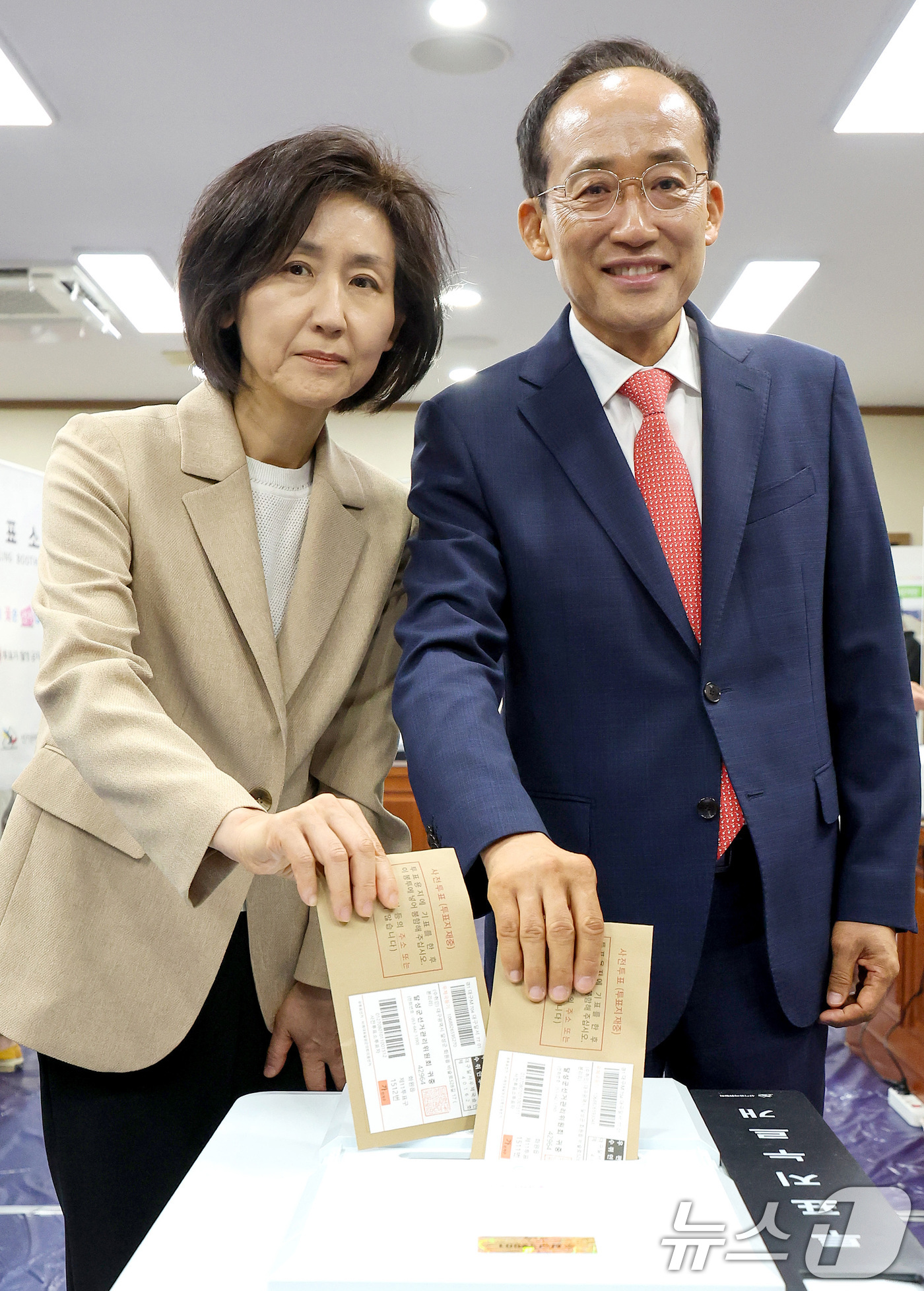 (대구=뉴스1) 공정식 기자 = 추경호 국민의힘 대구시장 후보(오른쪽)와 배우자 김희경 씨가 제9회 전국동시지방선거 사전투표 첫날인 29일 오전 대구 수성구 수성구의회에 마련된 범 …