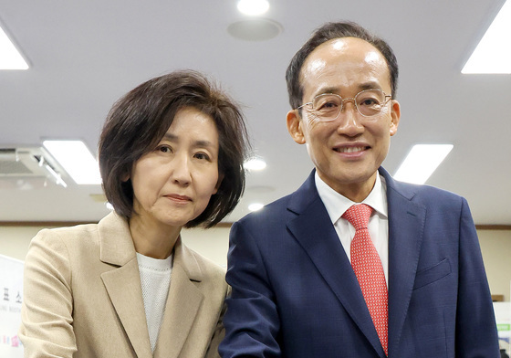 부인과 사전투표하는 추경호 후보