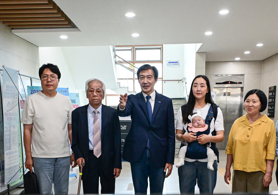 사전투표소에서 지지자들 만난 조국