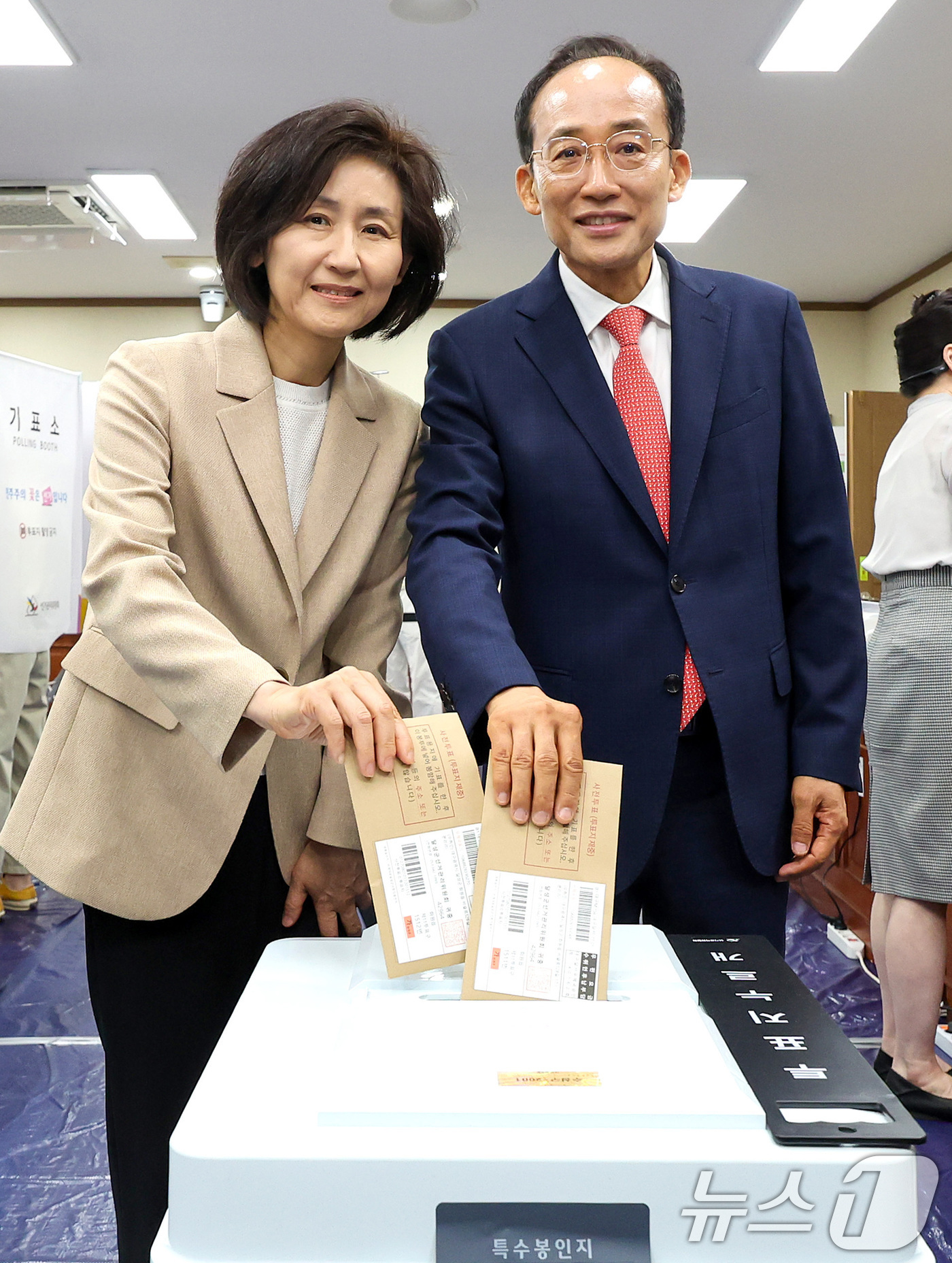 (대구=뉴스1) 공정식 기자 = 추경호 국민의힘 대구시장 후보(오른쪽)와 배우자 김희경 씨가 제9회 전국동시지방선거 사전투표 첫날인 29일 오전 대구 수성구 수성구의회에 마련된 범 …