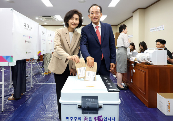 추경호 "오만한 정권 견제 위해 반드시 이겨야"…부인과 사전투표