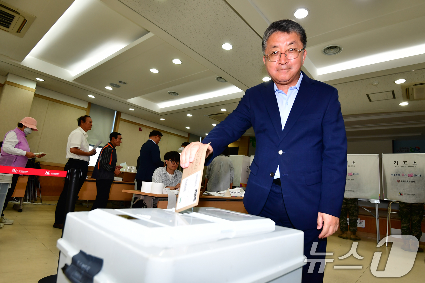 (포항=뉴스1) 최창호 기자 = 장상길 경북 포항부시장이 6·3전국동시지방선거 사전투표일인 29일 오전 경북 포항시 남구 오천읍 제2사전투표소에서 한표를 행사하고 있다. 2026. …