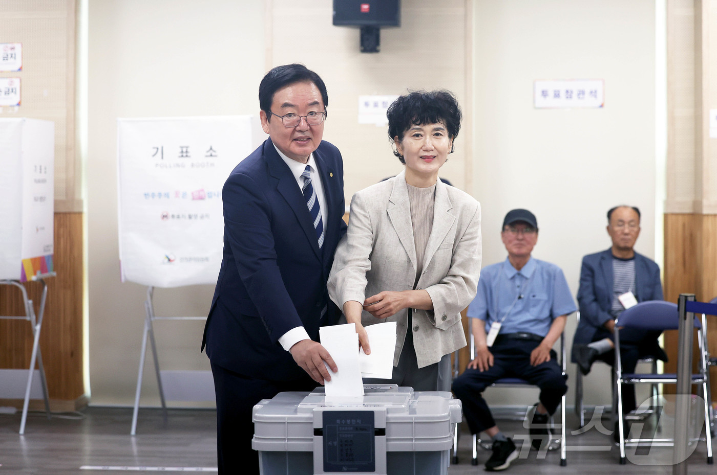 (광주=뉴스1) 박지현 기자 = 6·3지방선거 사전투표 첫날인 29일 광주 북구 신용동 행정복지센터에 마련된 사전투표소에서 문인 북구청장과 배우자 장인선 여사가 투표하고 있다.(광 …