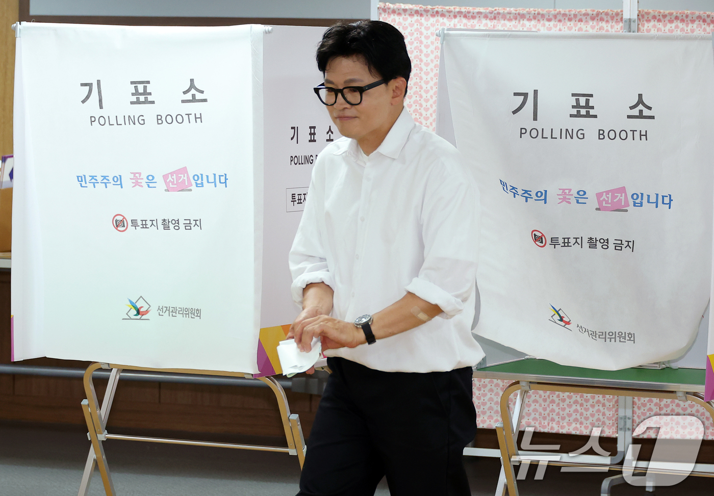 (부산=뉴스1) 윤일지 기자 = 한동훈 무소속 부산 북구갑 국회의원 후보가 6·3 지방선거 및 국회의원 재보궐선거 사전투표 첫날인 29일 오전 부산 북구 만덕제2동행정복지센터에 마 …